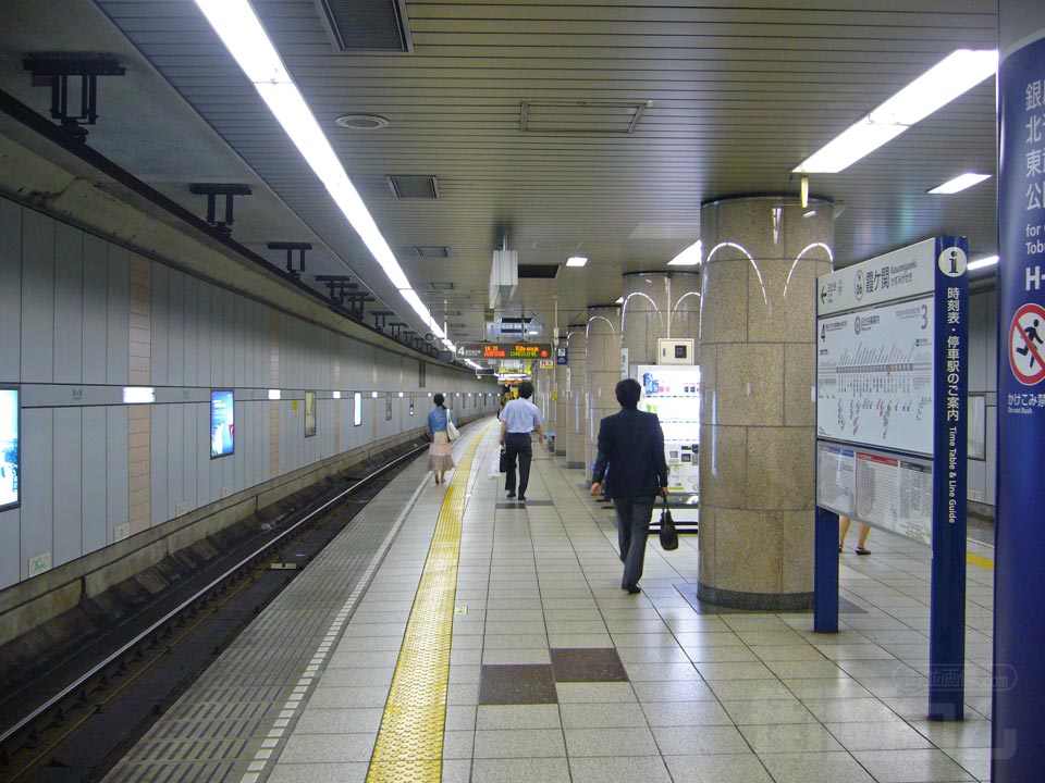 東京メトロ(日比谷線)霞ケ関駅ホーム