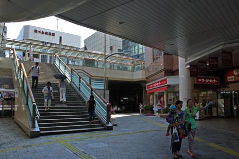 京王府中駅北口前写真画像