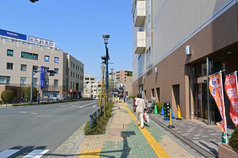 小田急狛江駅北口前写真画像