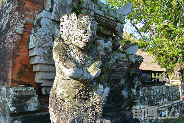 タマン・アユン寺院入口の石像