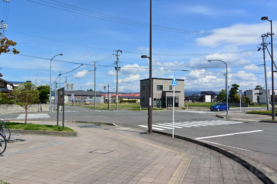 JR浪岡駅前