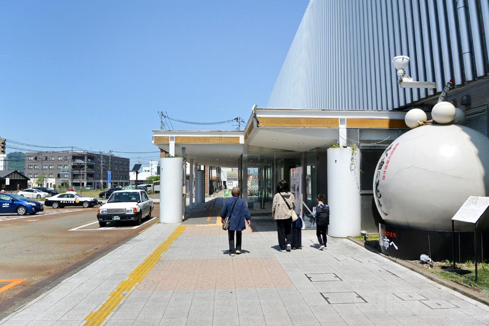 JR大曲駅西口前