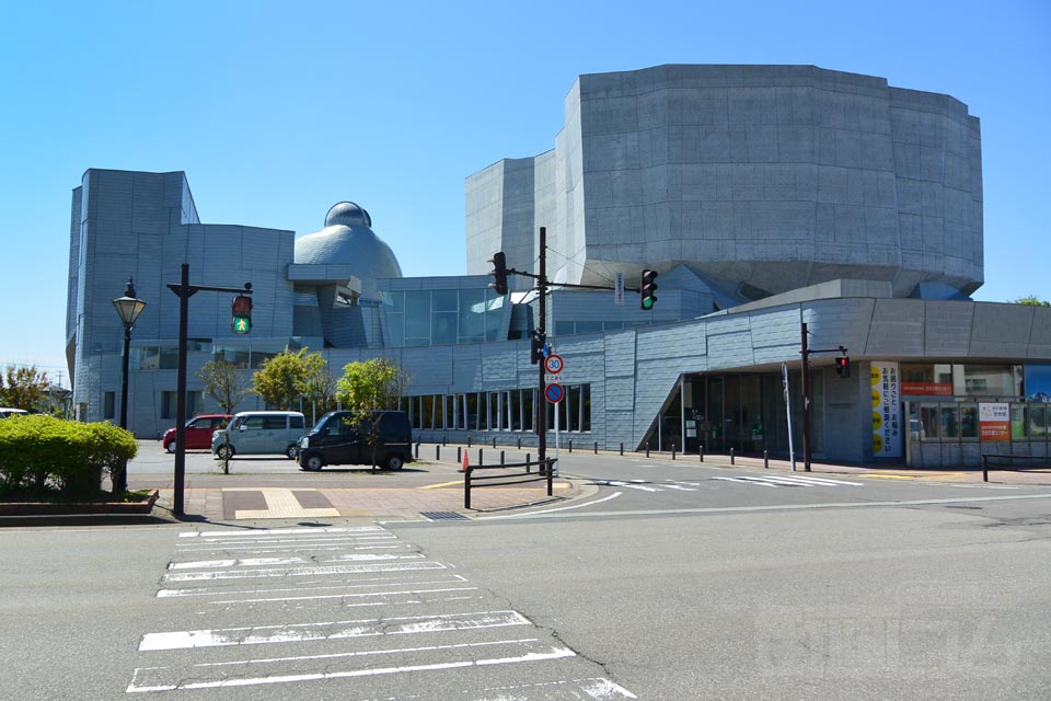 由利本荘市文化交流館カダーレ