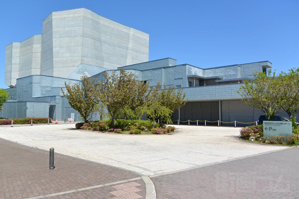 由利本荘市文化交流館カダーレ