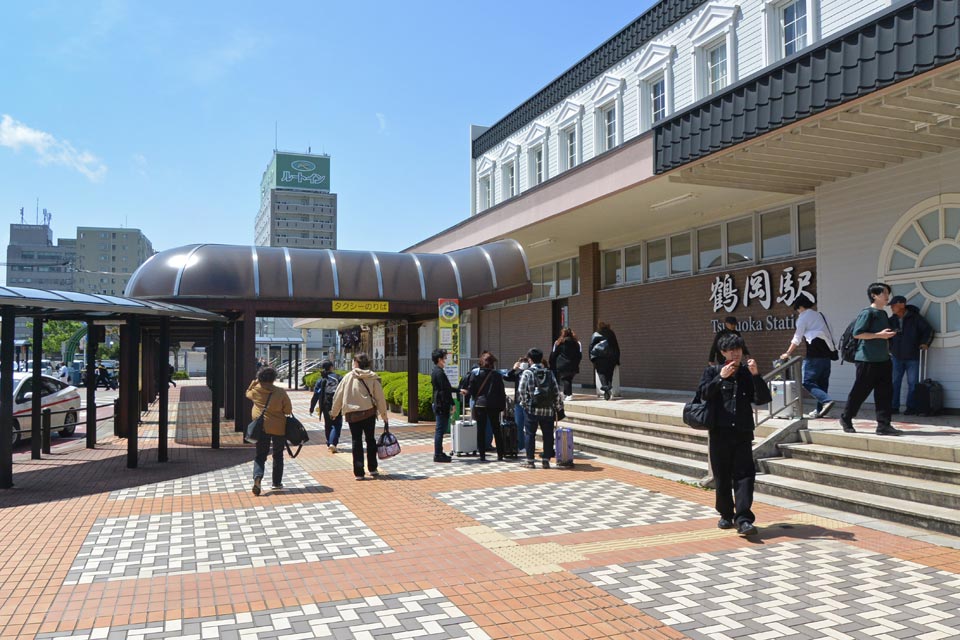 JR鶴岡駅前