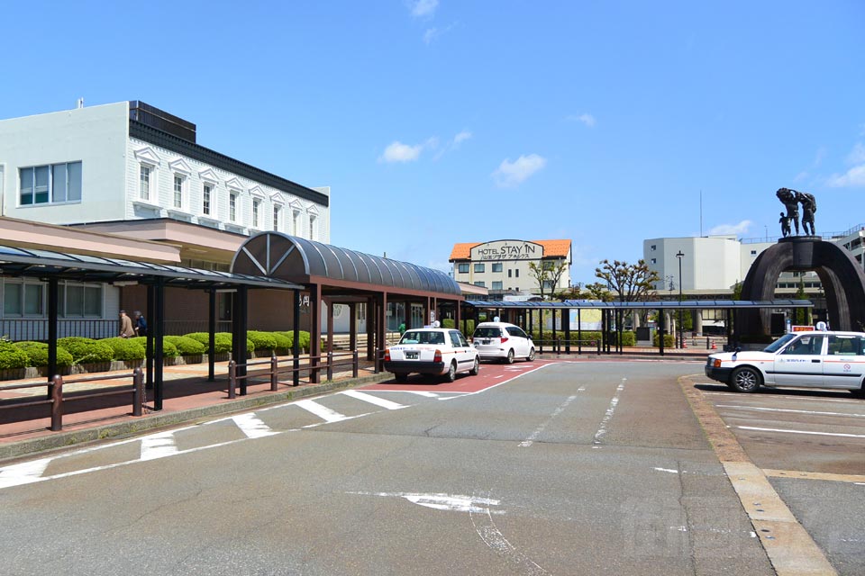 JR鶴岡駅前