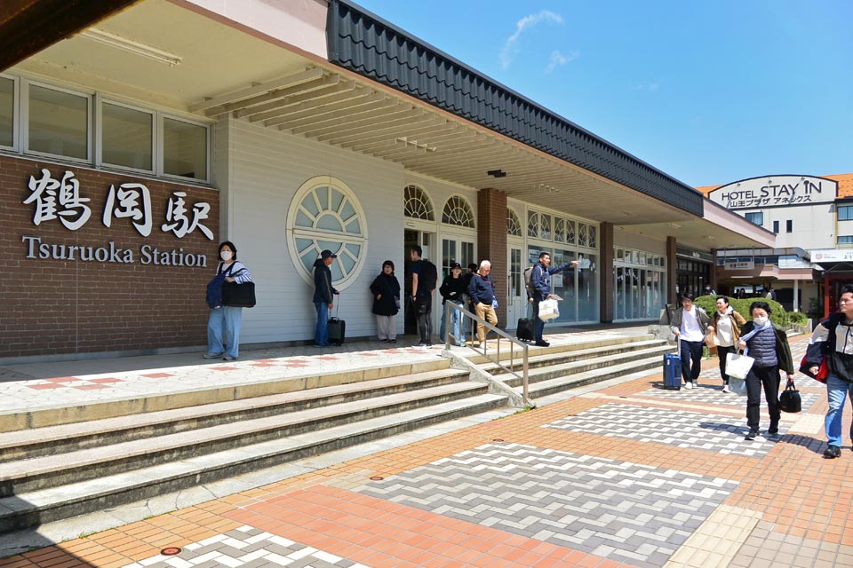 JR鶴岡駅前