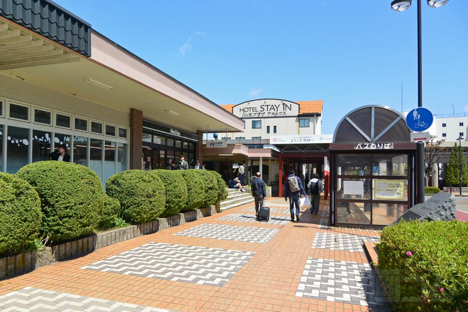 JR鶴岡駅前