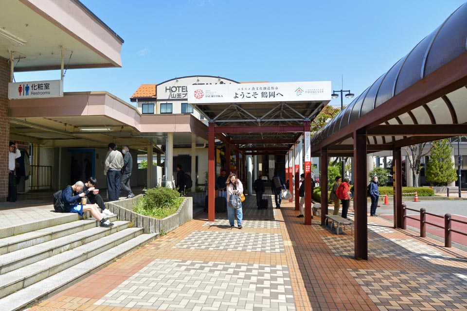 JR鶴岡駅前