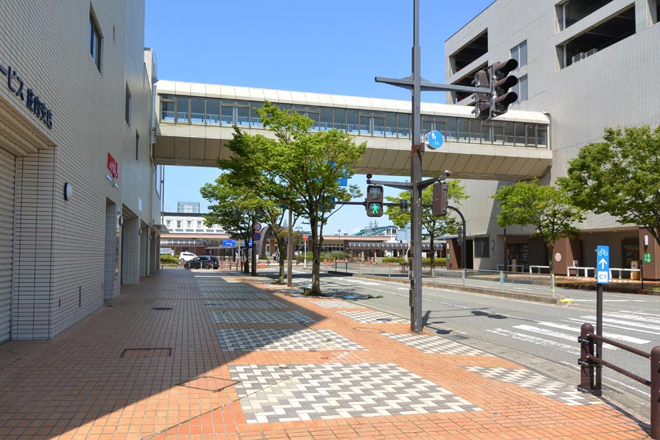 JR鶴岡駅前