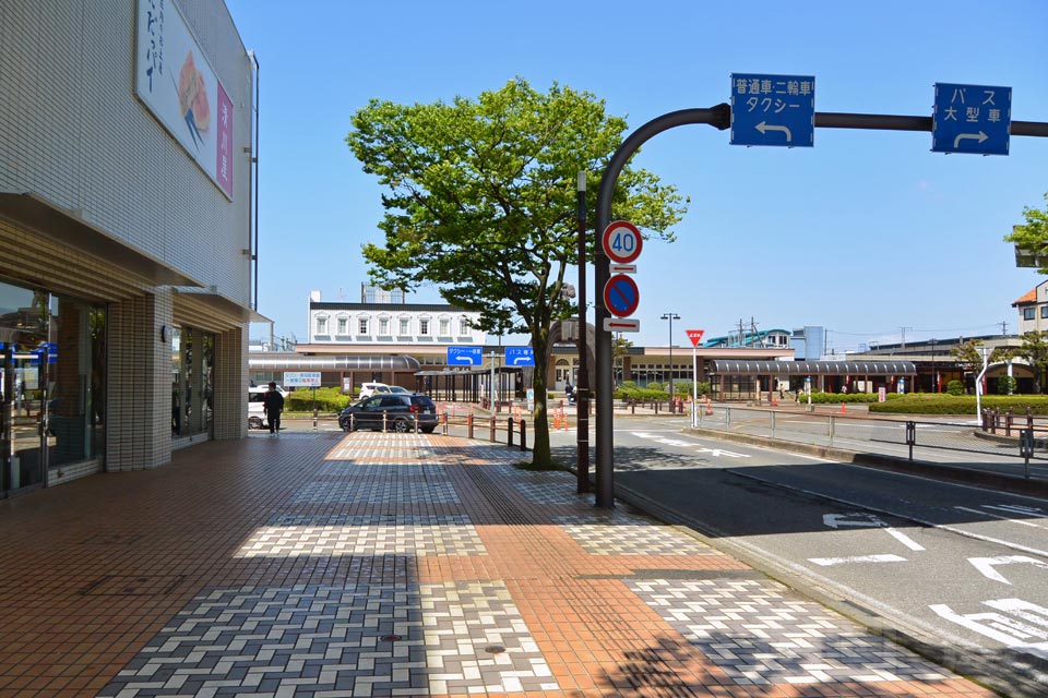 JR鶴岡駅前