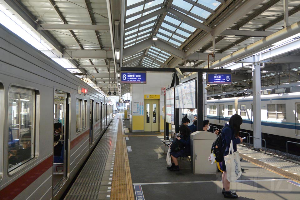 東武太田駅ホーム(東武桐生線・小泉線)