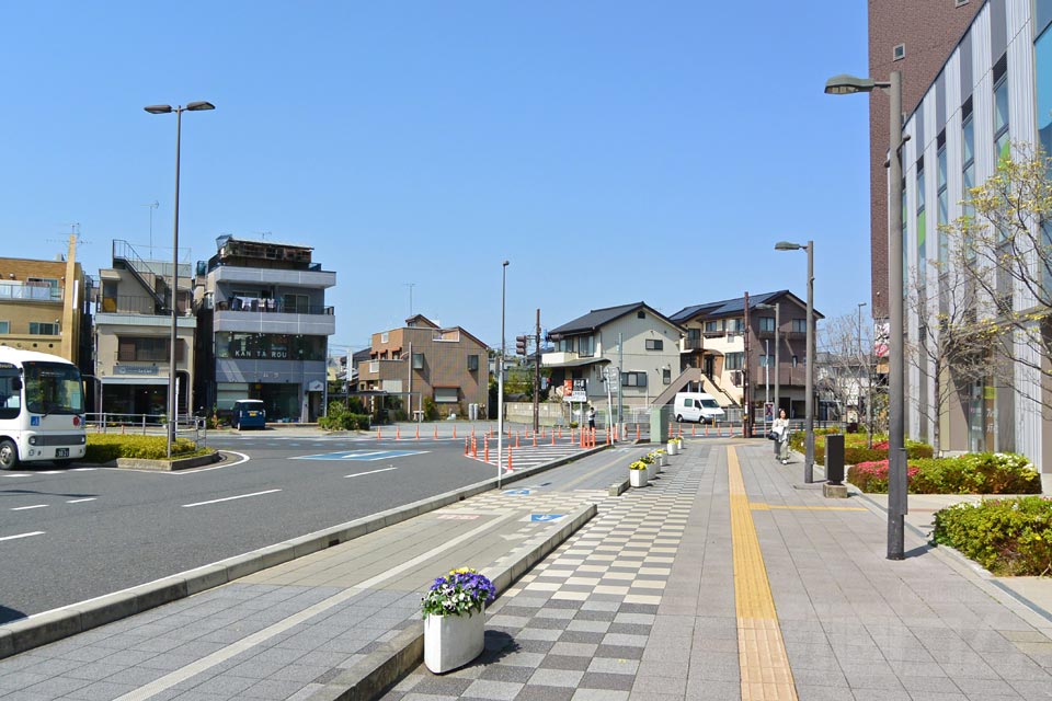 JR蓮田駅西口前