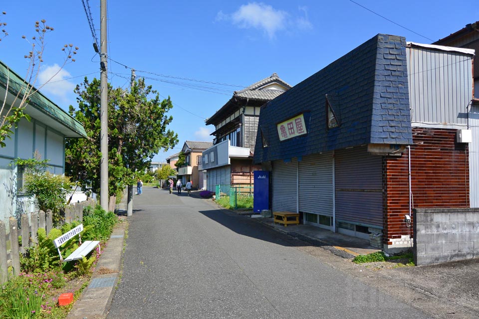 JR上総亀山駅前