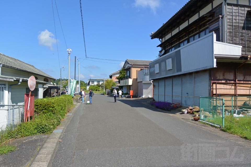 JR上総亀山駅前