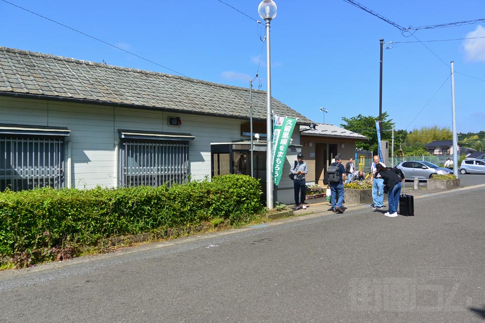 JR上総亀山駅前