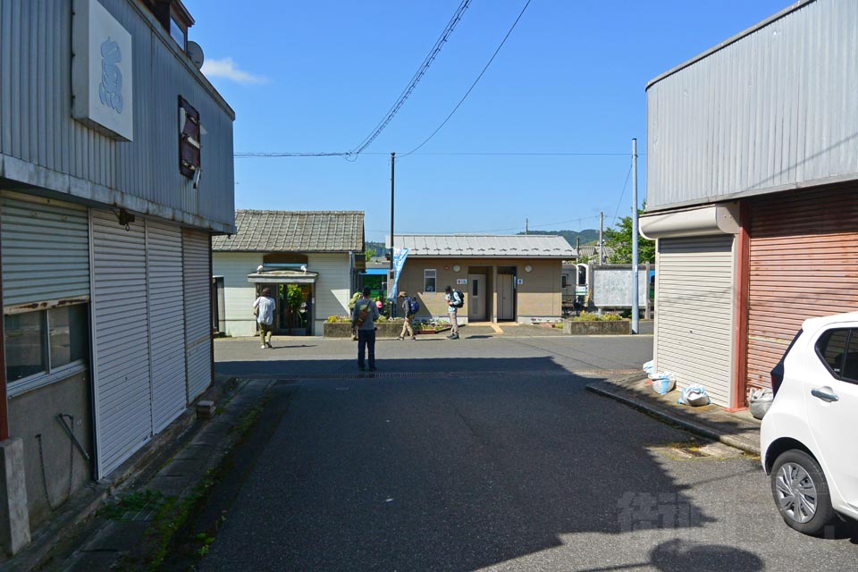 JR上総亀山駅前