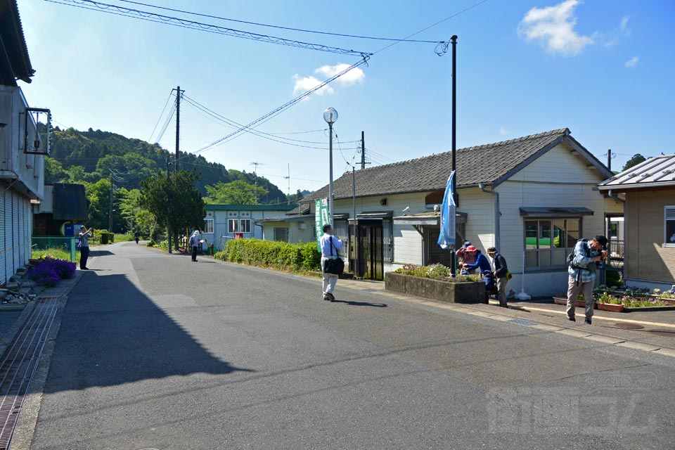 JR上総亀山駅前