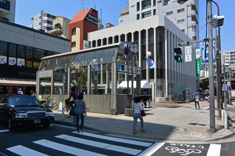 東京メトロ・都営地下鉄麻布十番駅前