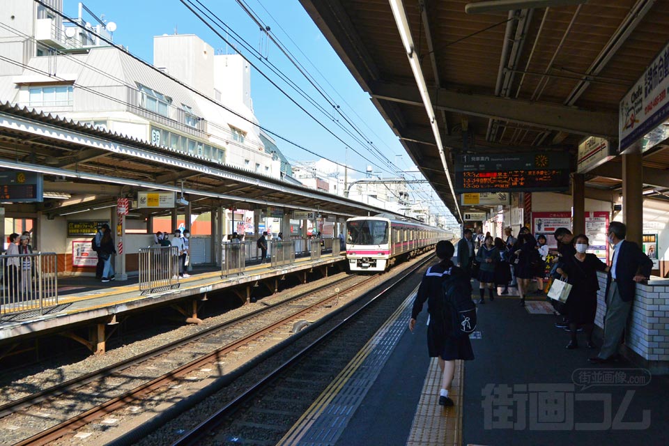 京王千歳烏山駅ホーム（京王線）