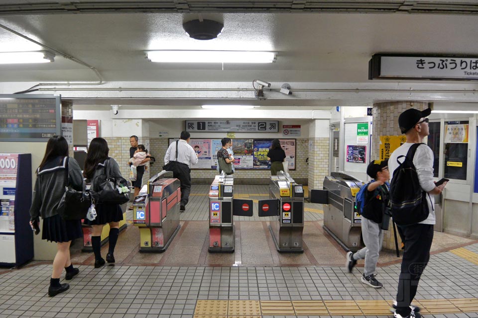 京王千歳烏山駅西口改札