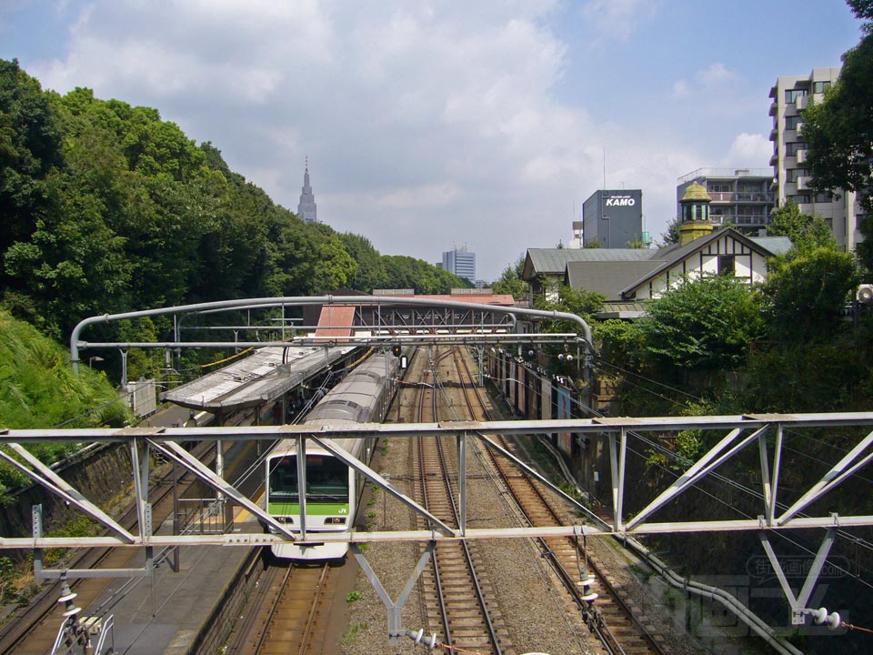 神宮橋からJR山手線原宿駅