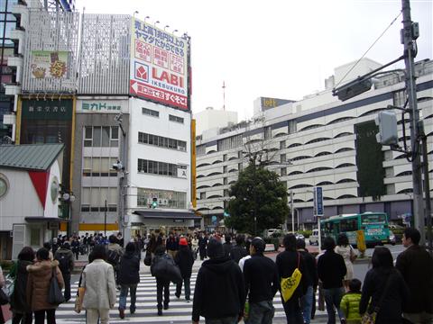 池袋駅東口交差点