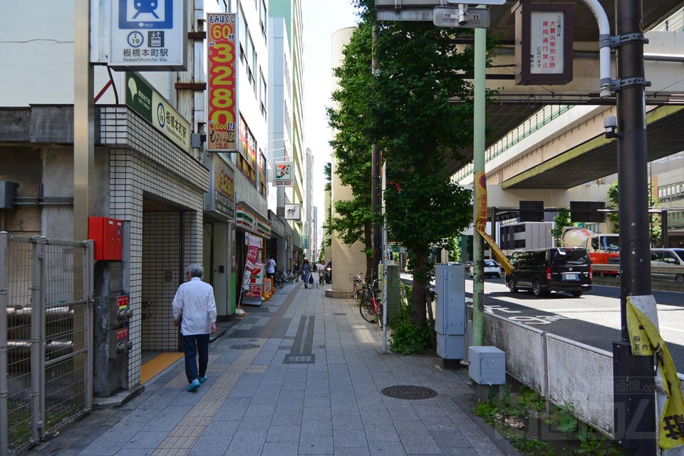 都営地下鉄板橋本町駅前