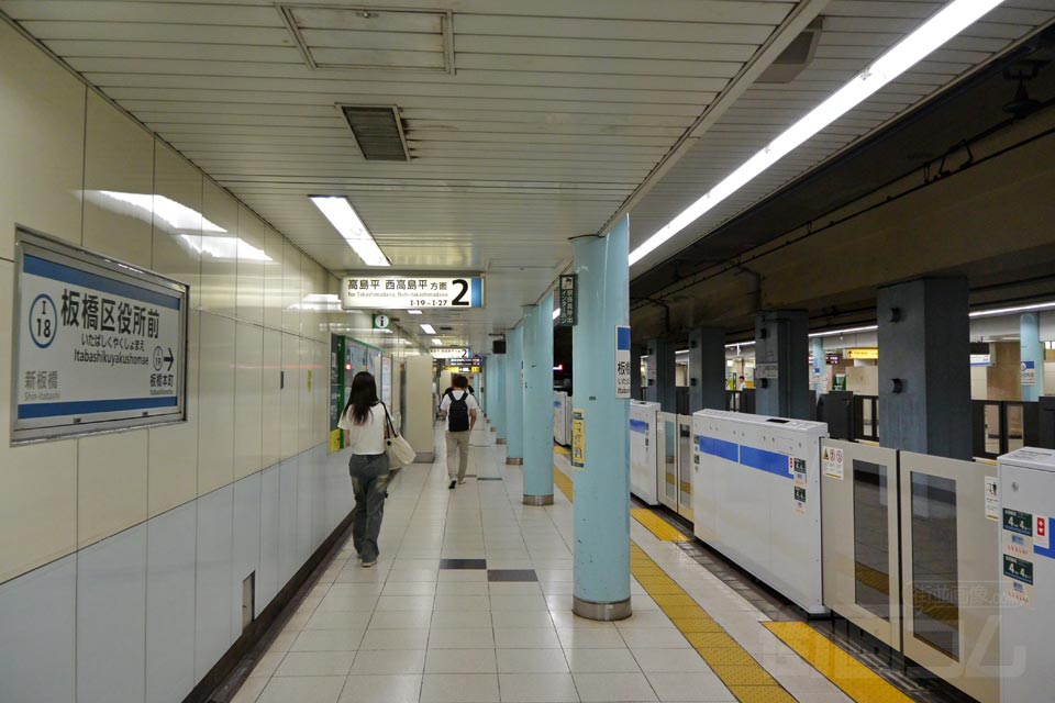 都営地下鉄板橋区役所前駅ホーム(都営地下鉄三田線)