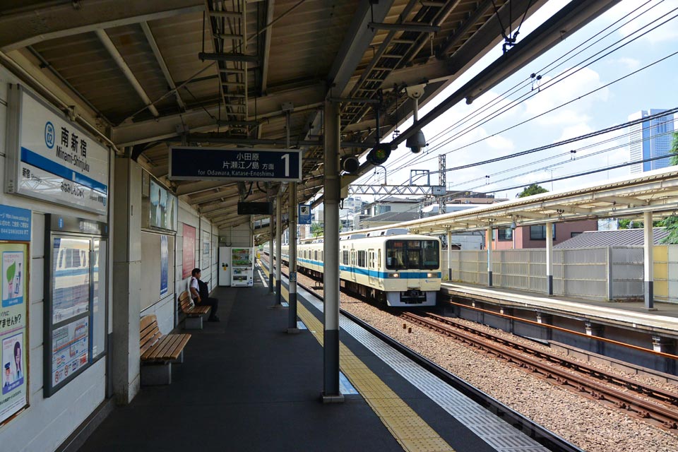 小田急南新宿駅ホーム(小田急小田原線)