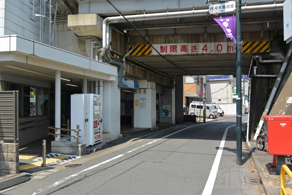 小田急南新宿駅前