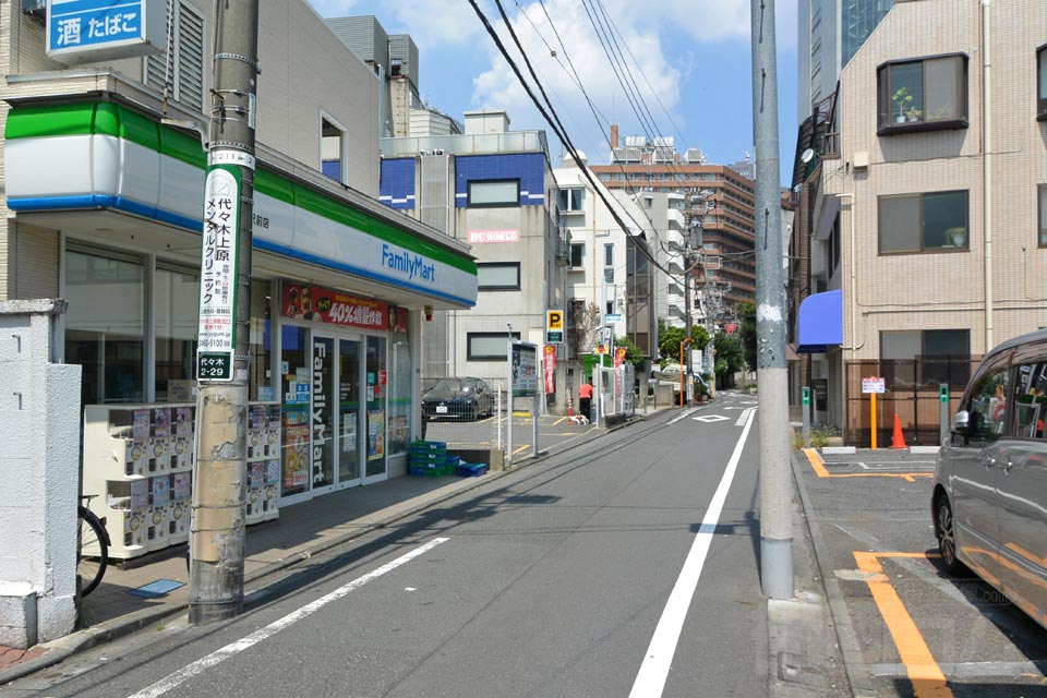小田急南新宿駅北側