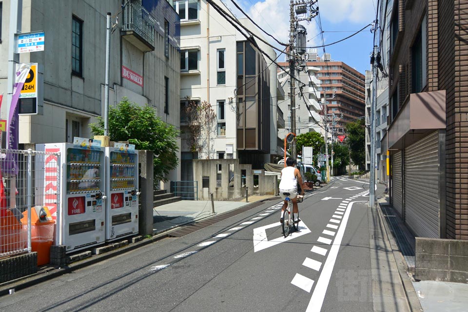 小田急南新宿駅北側