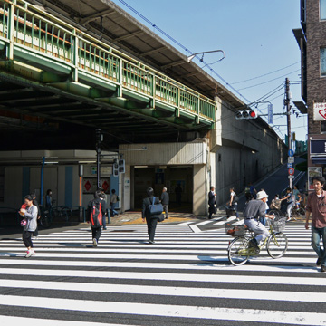 東京都荒川区西日暮里駅前写真画像
