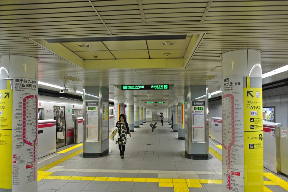都営地下鉄新江古田駅ホーム(都営大江戸線)