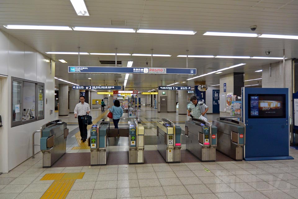 東京メトロ新富町駅改札口