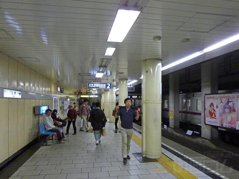 東京メトロ上野駅ホーム(日比谷線)