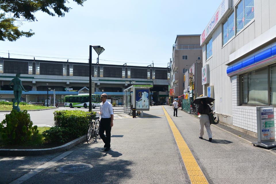 JR浮間舟渡駅前