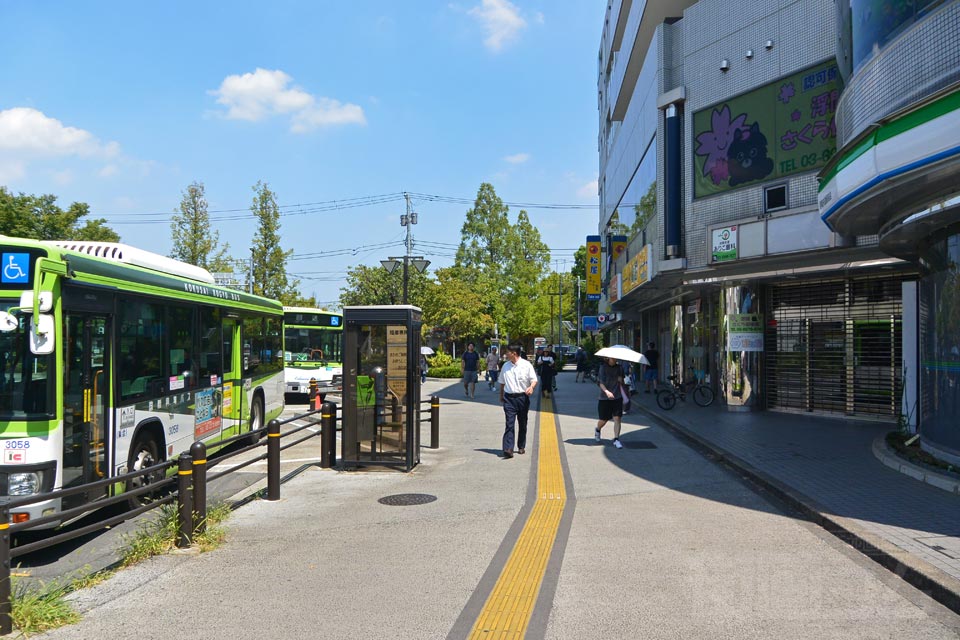 JR浮間舟渡駅前