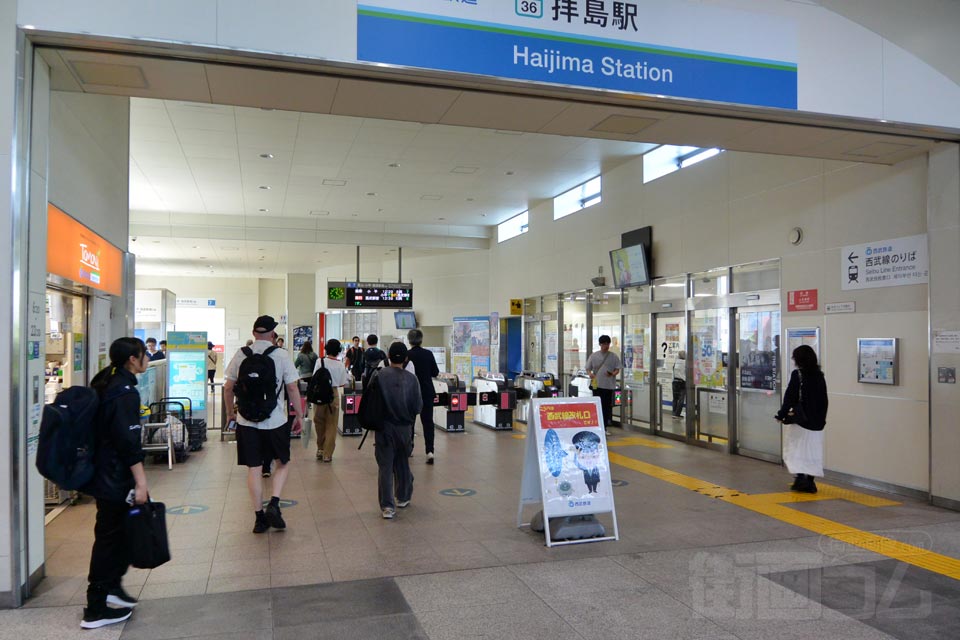 西武拝島駅改札口