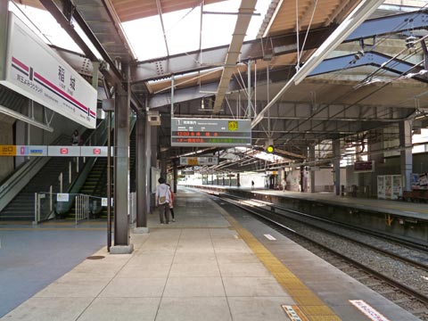 京王稲城駅ホーム(京王相模原線)写真画像