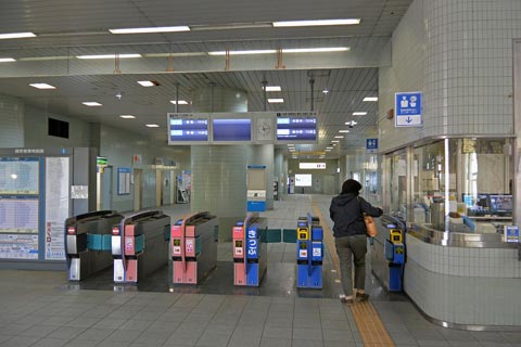 小田急和泉多摩川駅西口改札口写真画像