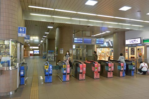 小田急狛江駅改札口写真画像