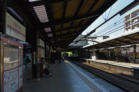 京王めじろ台駅ホーム(京王高尾線)写真画像