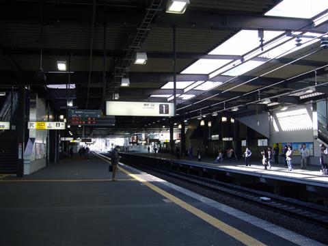 京王南大沢駅ホーム(京王相模原線)写真画像