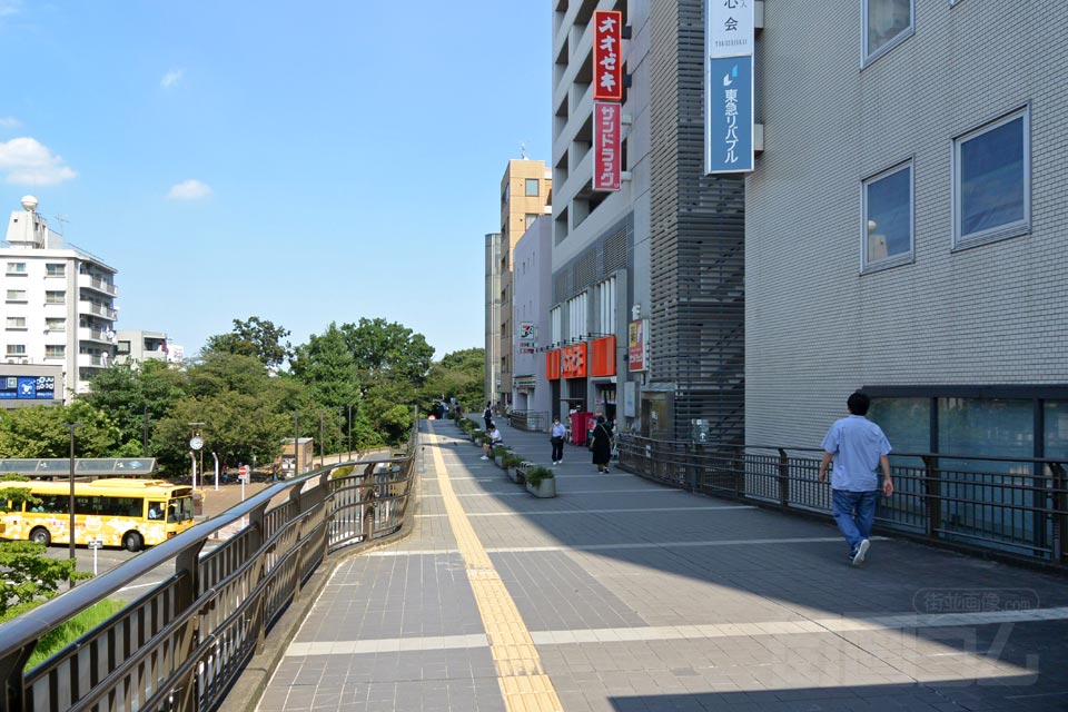 三鷹駅南口ペデストリアンデッキ