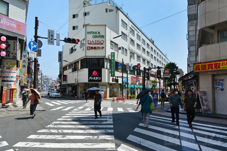 三鷹駅前スクランブル交差点