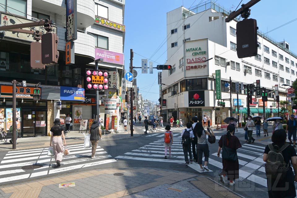 三鷹駅前スクランブル交差点