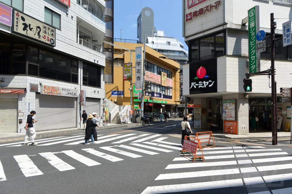 三鷹駅前スクランブル交差点