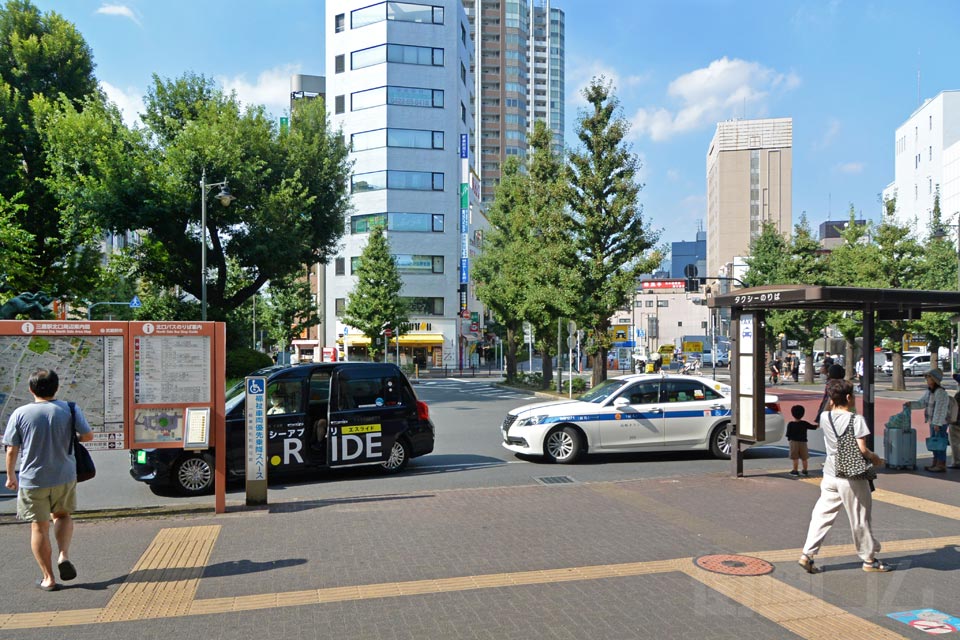 JR三鷹駅北口前